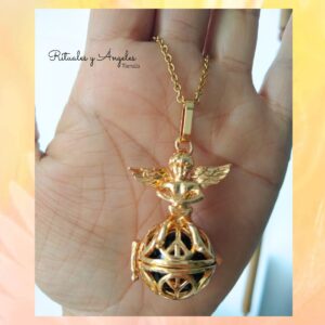 Llamador de ángeles - figura angelito dorado