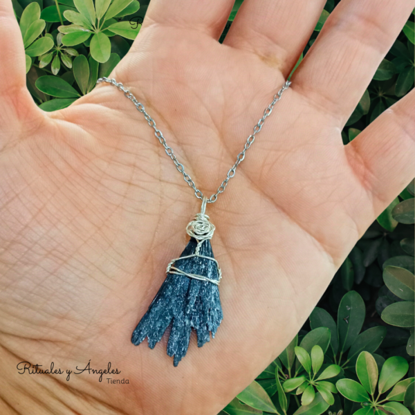 Cadena cianita, escoba de bruja