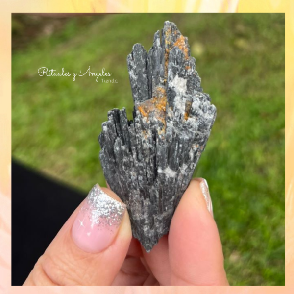 Cianita, escoba de bruja