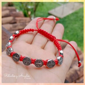 Pulsera San Benito medallitas, macramé